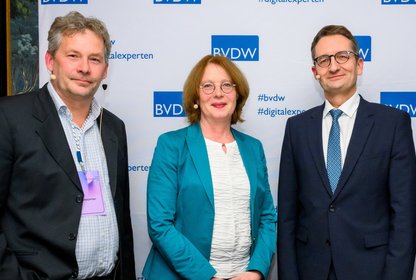 Dirk Freytag, Tabea Roessner und Stefan Schnorr auf dem BVDW-Neujahrsempfang in Berlin, Bild: Svea Pietschmann