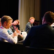 Diskussion über Multichannel-Werbung auf der Bühne, Bild: ADZINE