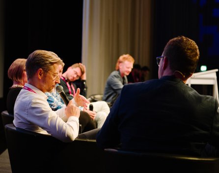 Diskussion über Multichannel-Werbung auf der Bühne, Bild: ADZINE