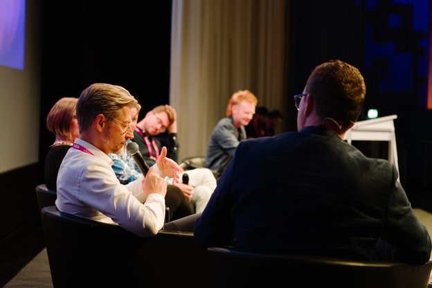 Diskussion über Multichannel-Werbung auf der Bühne, Bild: ADZINE