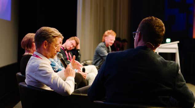 Diskussion über Multichannel-Werbung auf der Bühne, Bild: ADZINE