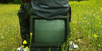 Klassisches TV bei Ü30-Jährigen auf dem Abstellgleis?, Bild: Jonathan Meza – Unsplash