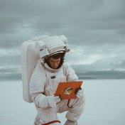 …wirft noch einen schnellen Blick auf den Gesetzestext, dann kann es losgehen, Bild: Bradley Dunn – Unsplash