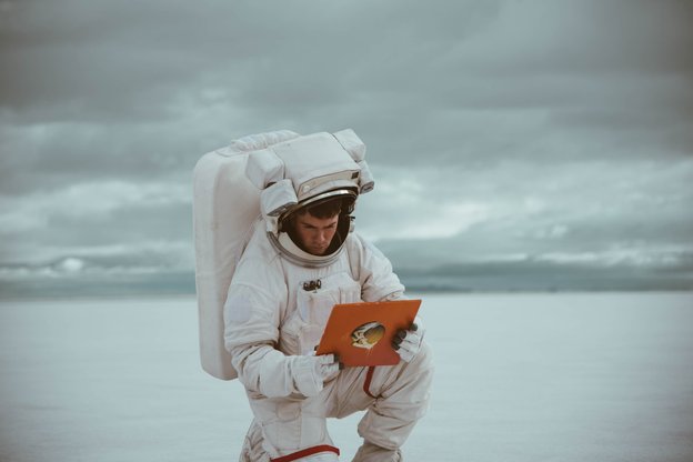 …wirft noch einen schnellen Blick auf den Gesetzestext, dann kann es losgehen, Bild: Bradley Dunn – Unsplash