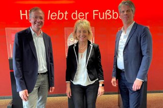Bärbel Schnell mit den Quarter Media Geschäftsführern Tibor Gaddum und Oliver Lessing, Bild: Kicker Bild: Kicker