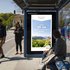 Das personalisierte Creative mit Reisezeitangabe an einer Bushaltestelle in München, Bild: Vivalu/Südtirol Tourismus