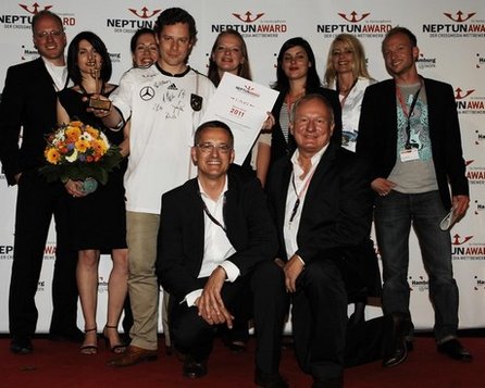 Siegerbild: Mirko Derpmann (Scholz& Friends Agenda) nahm den Neptun Award stellvertretend für das Team entgegen. Unten im Bild: v.l. Harald Kratel (Madaus, Licht + Vernier) und Gastgeber Uwe Jens Neumann (Hamburg@work).