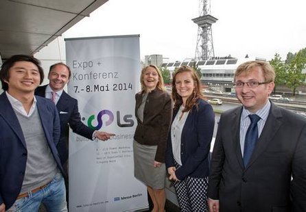 Stimmungsvolle Präsentation der neuen Messe „tools“ unter dem Berliner Funkturm (v.l.n.r.): Mark Hoffmann, Geschäftsführer, Vertical Media GmbH, Dr. Christian Göke, Vorsitzender der Geschäftsführung, Messe Berlin GmbH, Cornelia Yzer, Berlins Senatorin für Wirtschaft, Technologie und Forschung, Katja Gross, Projektleiterin tools, Mathias Zacher, Senior Consultant, IDC Central Europe GmbH