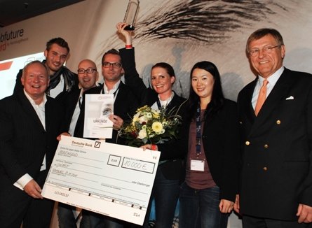 Der Gewinner des Webfuture Award 2011 heißt YieldKit. Sandra Tiemann zog für ihr Team den Gründerpreis an Land. Uwe Jens Neumann (Hamburg@work) und Dr. Gottfried Neuhaus (Neuhaus Partners) übergaben den Preis.