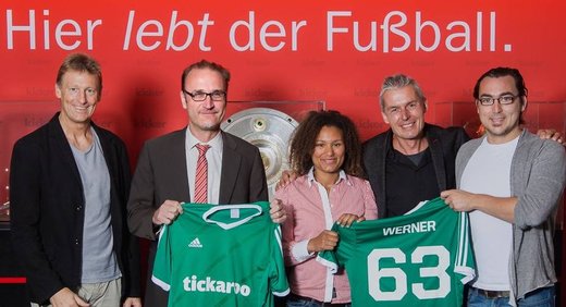 (v.l.n.r.) Dr. Peter Dendl (Tickaroo-Mitgründer), Toni Schnell (Geschäftsführer Olympia Verlag), Naomi Owusu (Geschäftsführung Tickaroo), Werner Wittmann (Leiter Digitale Medien kicker) und Matthew Ulbrich (Chief Product Officer Tickaroo)