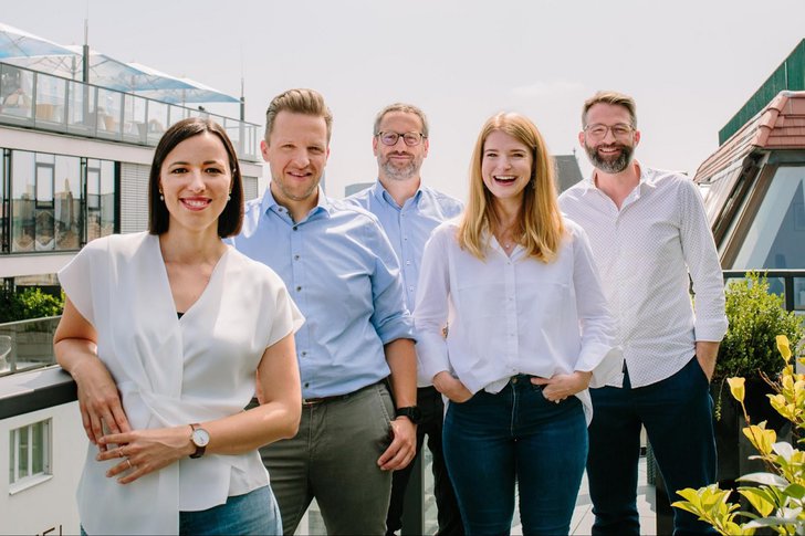 v. l. n. r. Christina Schlesinger, Andreas Glänzer, Alexander Igelsböck, Harriet Durnford-Smith und Martin Brunthaler, Bild: Adverity Bild: Adverity